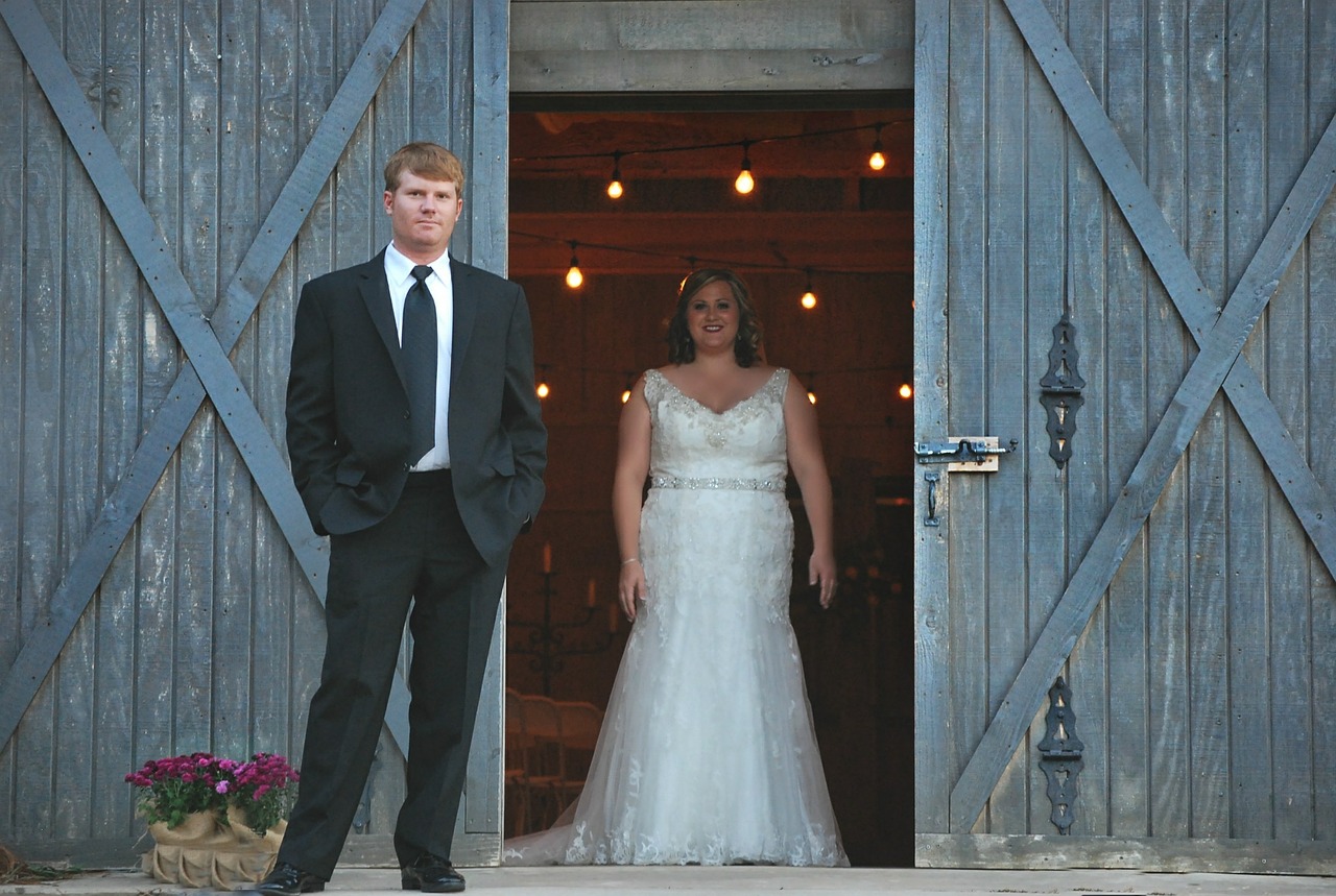 barn wedding lights