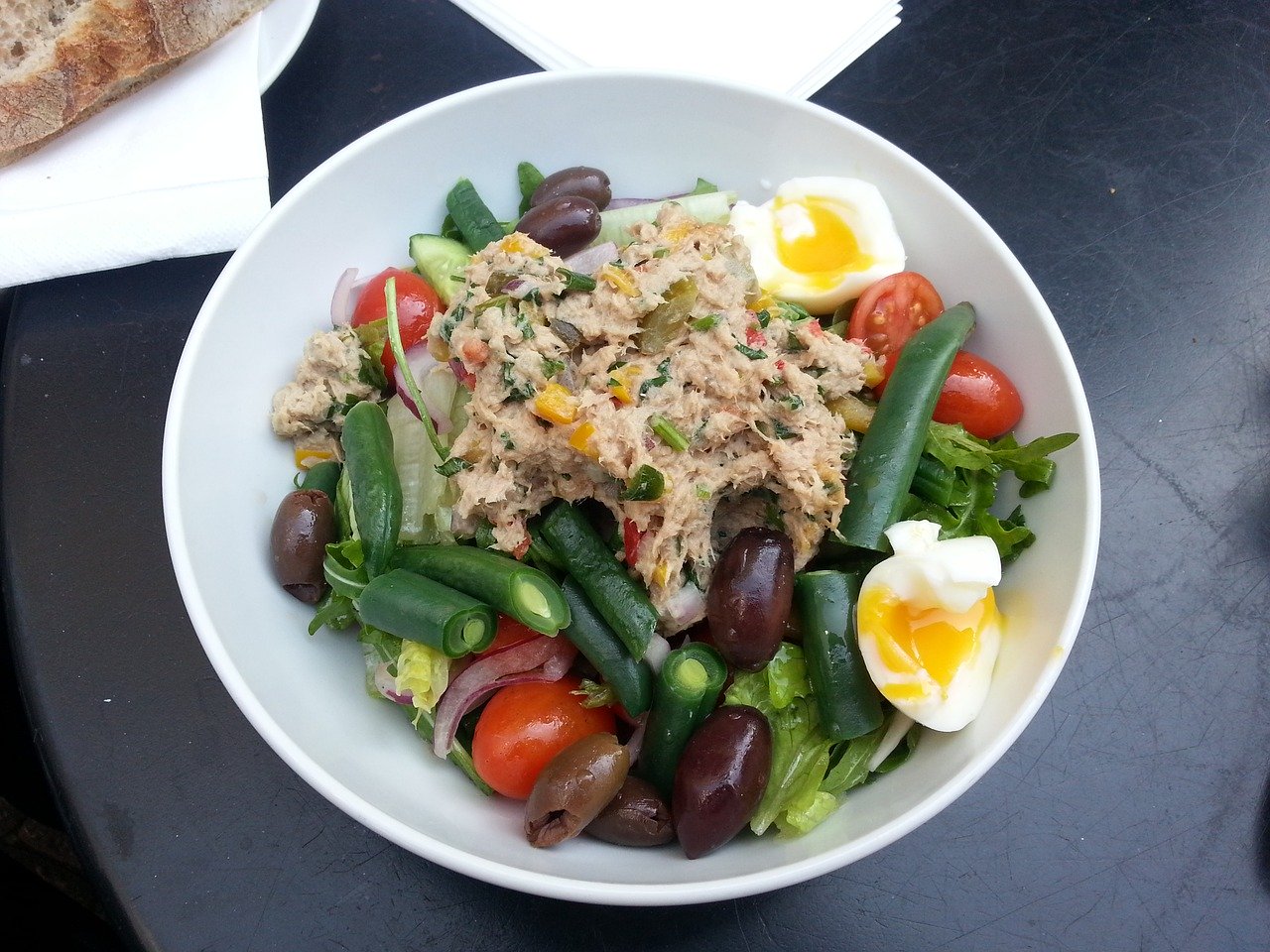 bowl of tuna salad nicoise